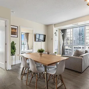 Apartment 3 Bedroom Beside Cn Tower With Parking Downtown, Toronto