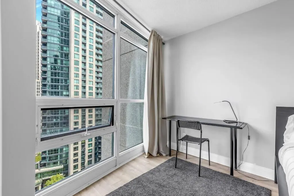 2 Bedroom Waterfront Condo Downtown W/ Free Parking Toronto