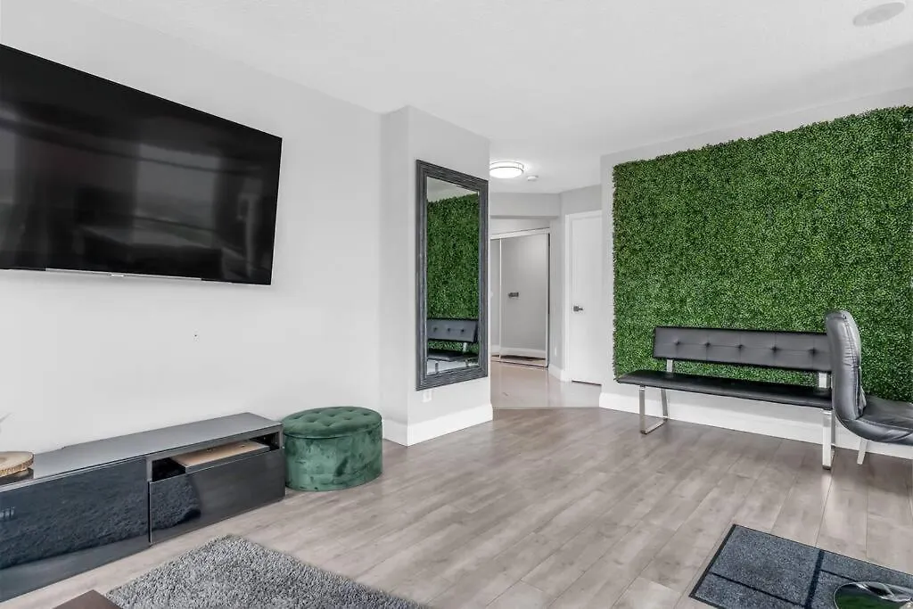 2 Bedroom Waterfront Condo Downtown W/ Free Parking Toronto Apartment