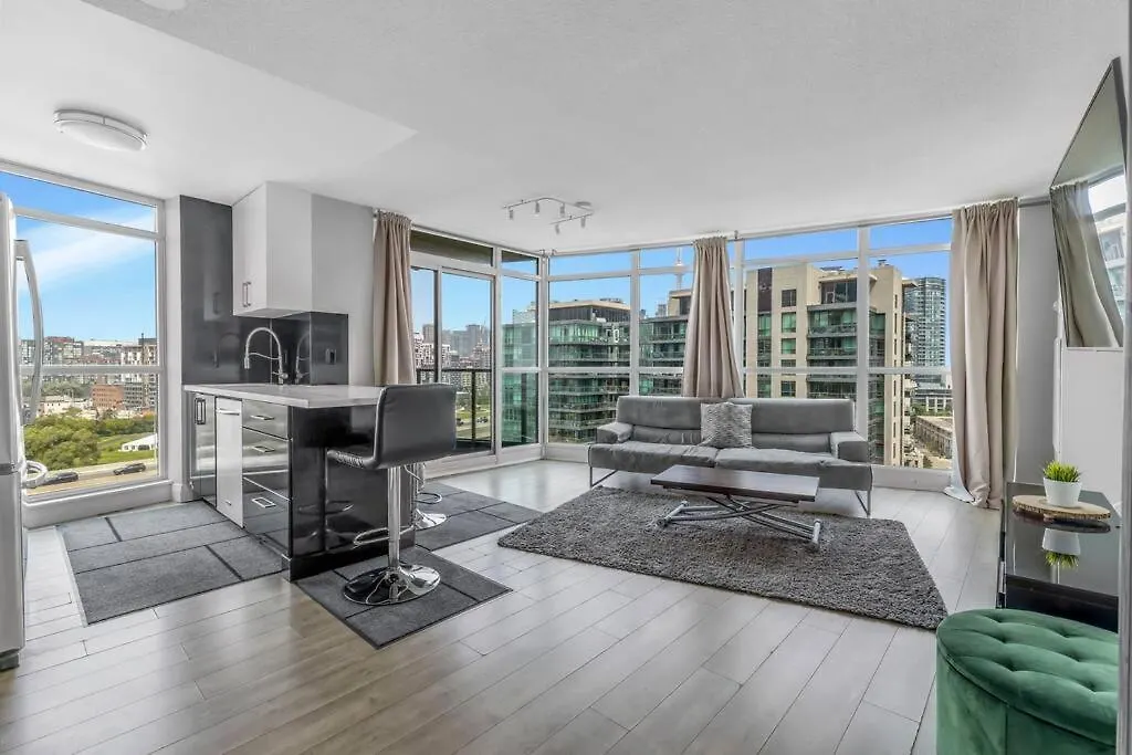 Apartment 2 Bedroom Waterfront Condo Downtown W/ Free Parking Toronto Canada