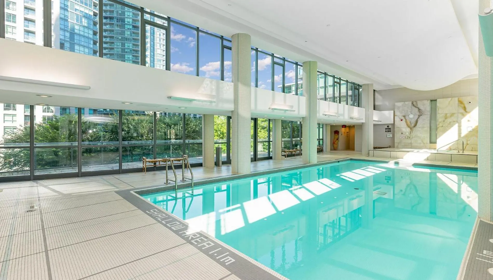 2 Bedroom Waterfront Condo Downtown W/ Free Parking Toronto Canada