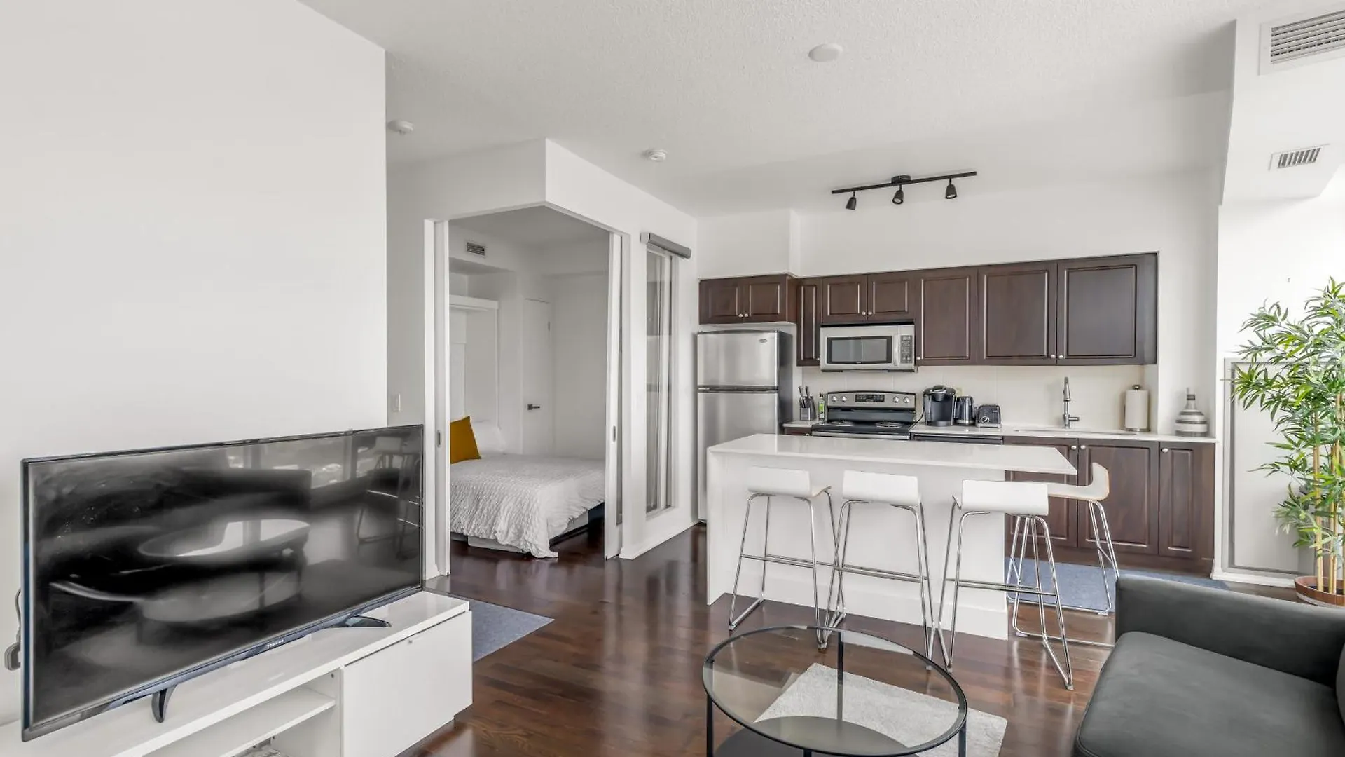 2 Bedroom Waterfront Condo Downtown W/ Free Parking Toronto 0*,  Canada