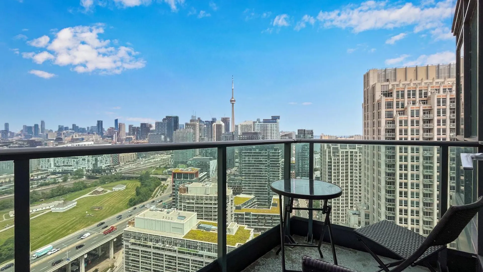 2 Bedroom Waterfront Condo Downtown W/ Free Parking Toronto
