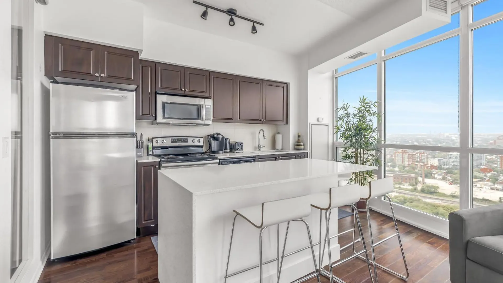 2 Bedroom Waterfront Condo Downtown W/ Free Parking Toronto Apartment