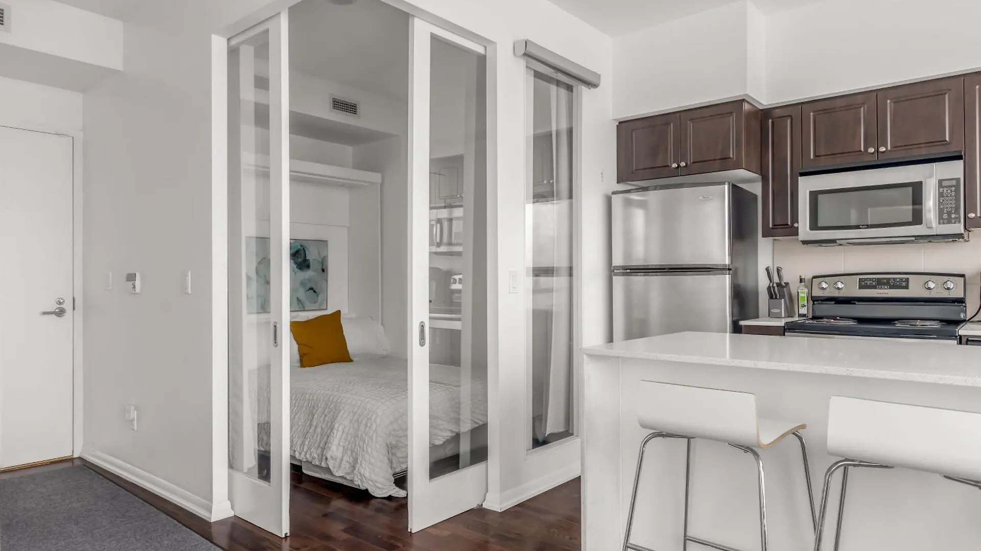 2 Bedroom Waterfront Condo Downtown W/ Free Parking Toronto 0*,