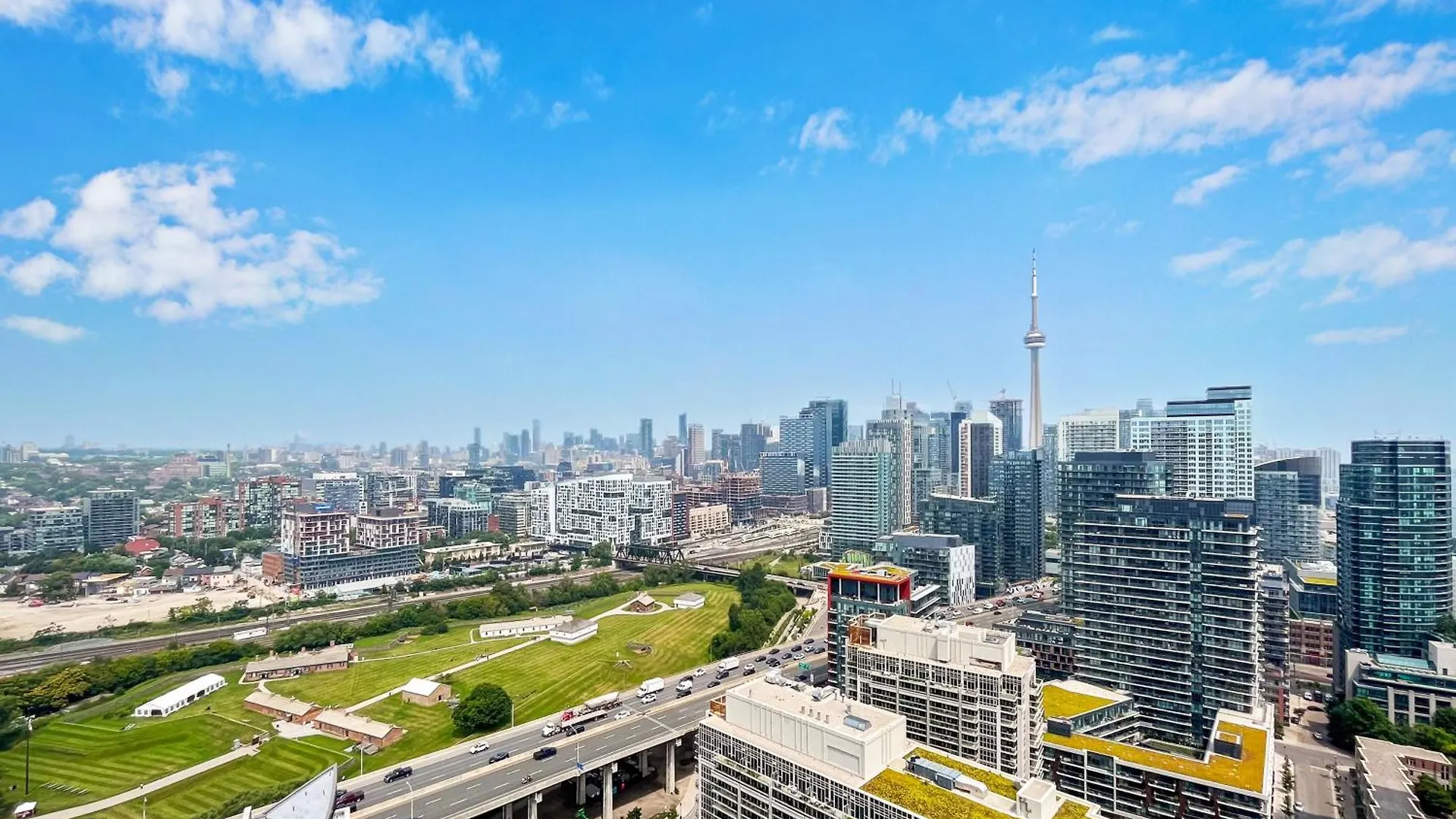 2 Bedroom Waterfront Condo Downtown W/ Free Parking Toronto Apartment