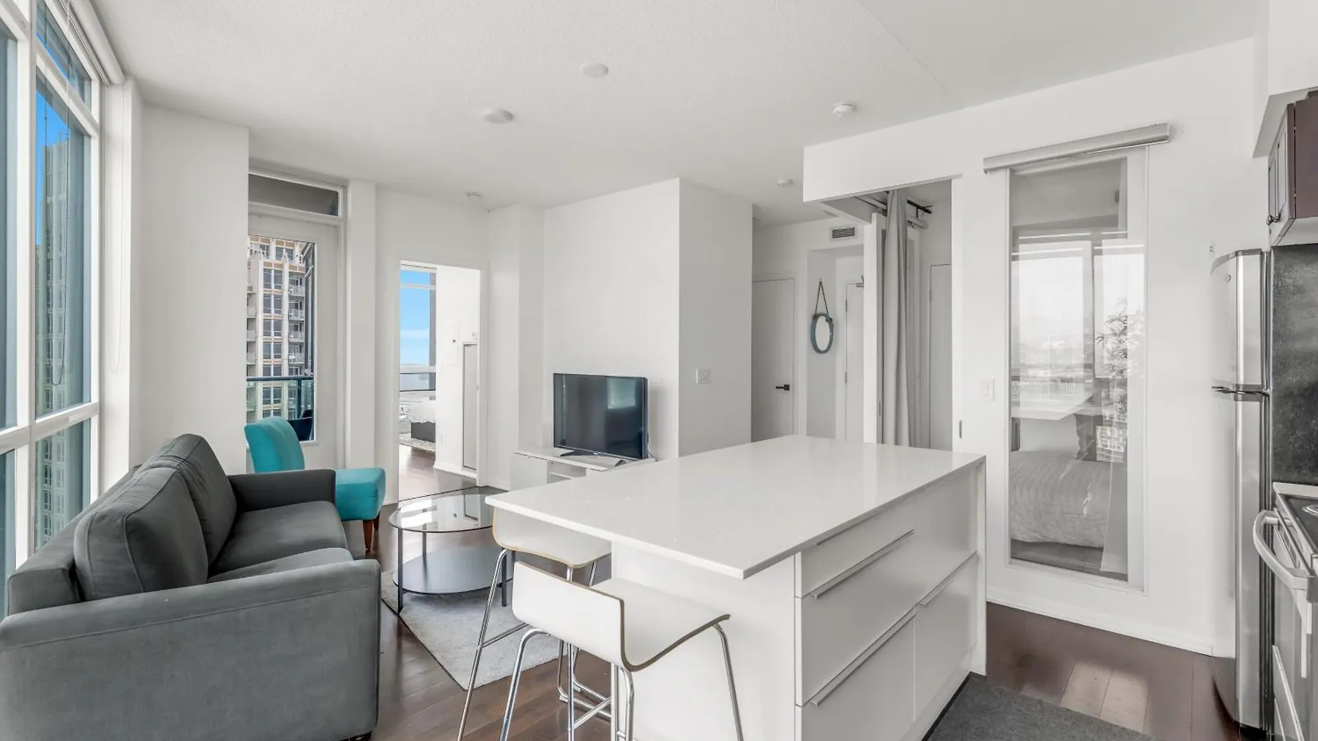 2 Bedroom Waterfront Condo Downtown W/ Free Parking Toronto 0*,