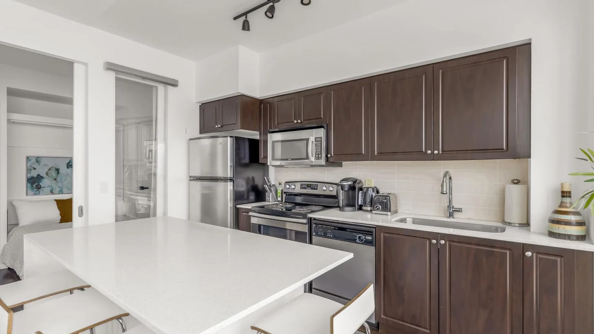 Apartment 2 Bedroom Waterfront Condo Downtown W/ Free Parking Toronto
