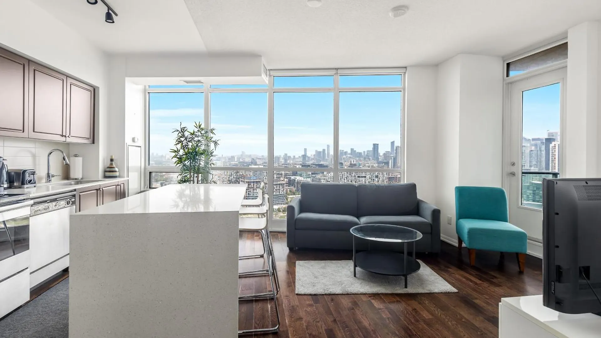 2 Bedroom Waterfront Condo Downtown W/ Free Parking Toronto Canada
