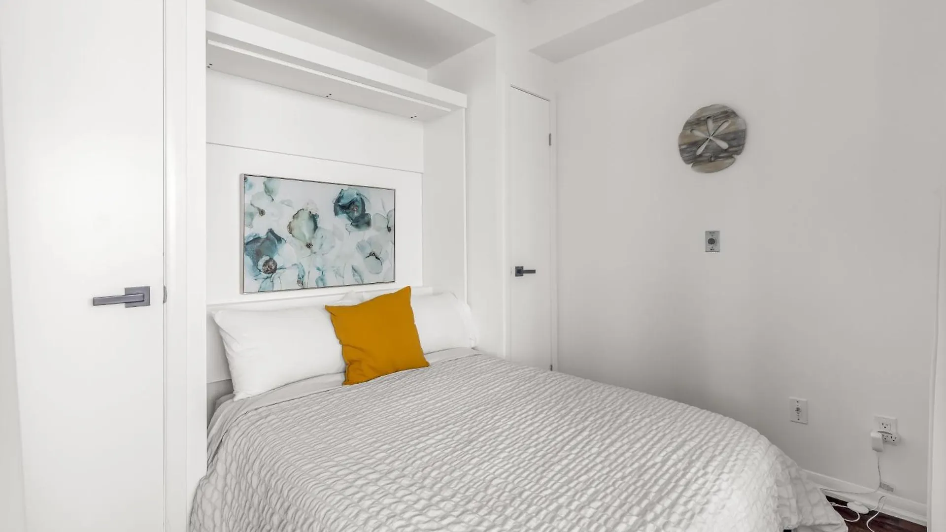 2 Bedroom Waterfront Condo Downtown W/ Free Parking Toronto Apartment