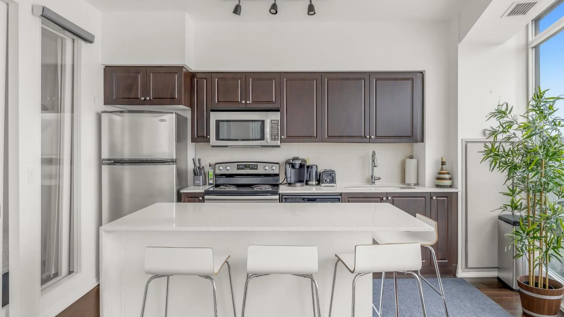 2 Bedroom Waterfront Condo Downtown W/ Free Parking Toronto 0*,  Canada