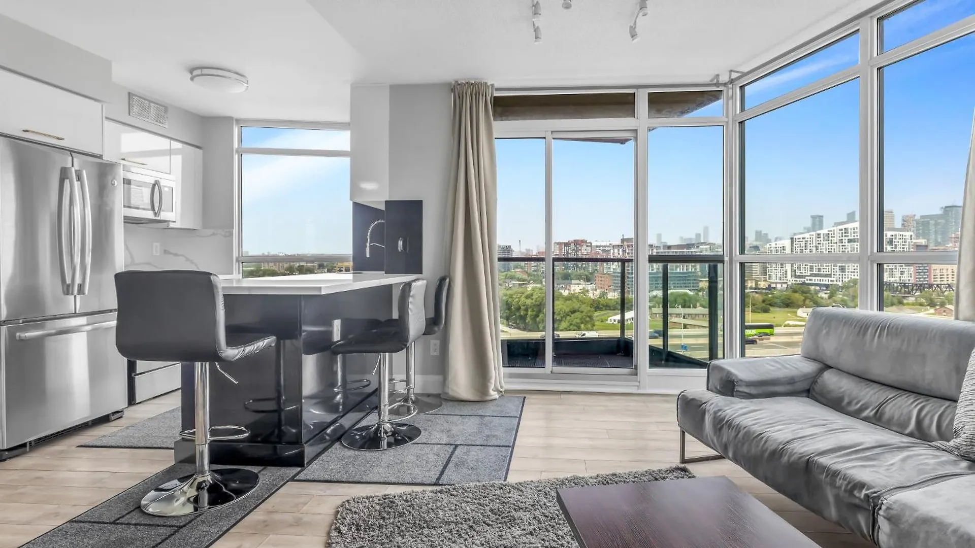 2 Bedroom Waterfront Condo Downtown W/ Free Parking Toronto Apartment