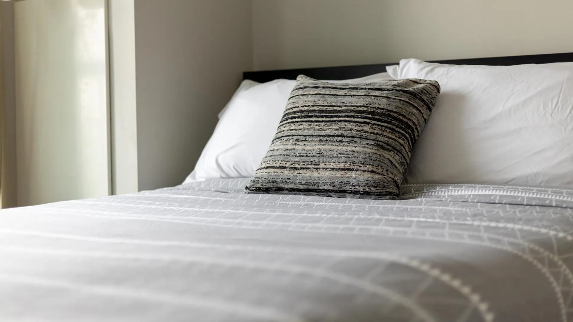 2 Bedroom Waterfront Condo Downtown W/ Free Parking Toronto 0*,