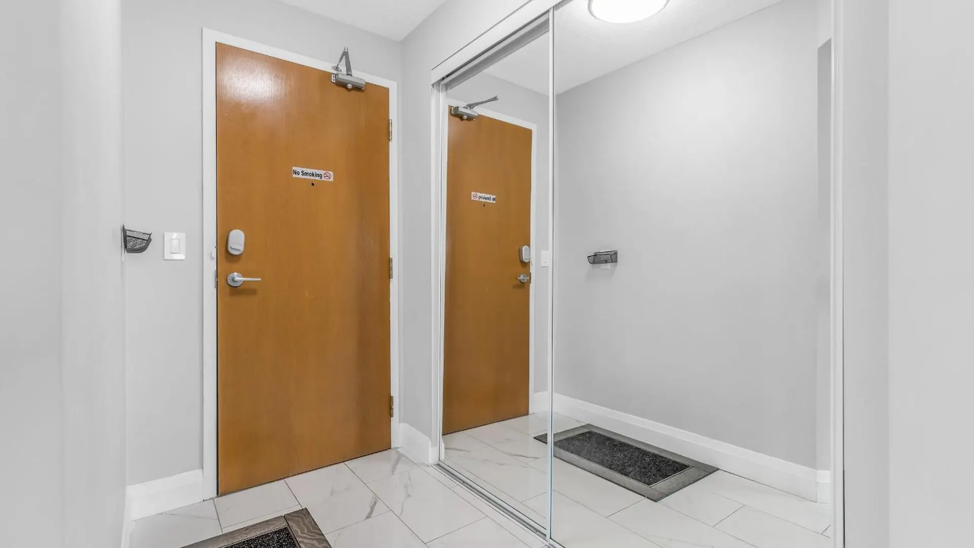 2 Bedroom Waterfront Condo Downtown W/ Free Parking Toronto Apartment