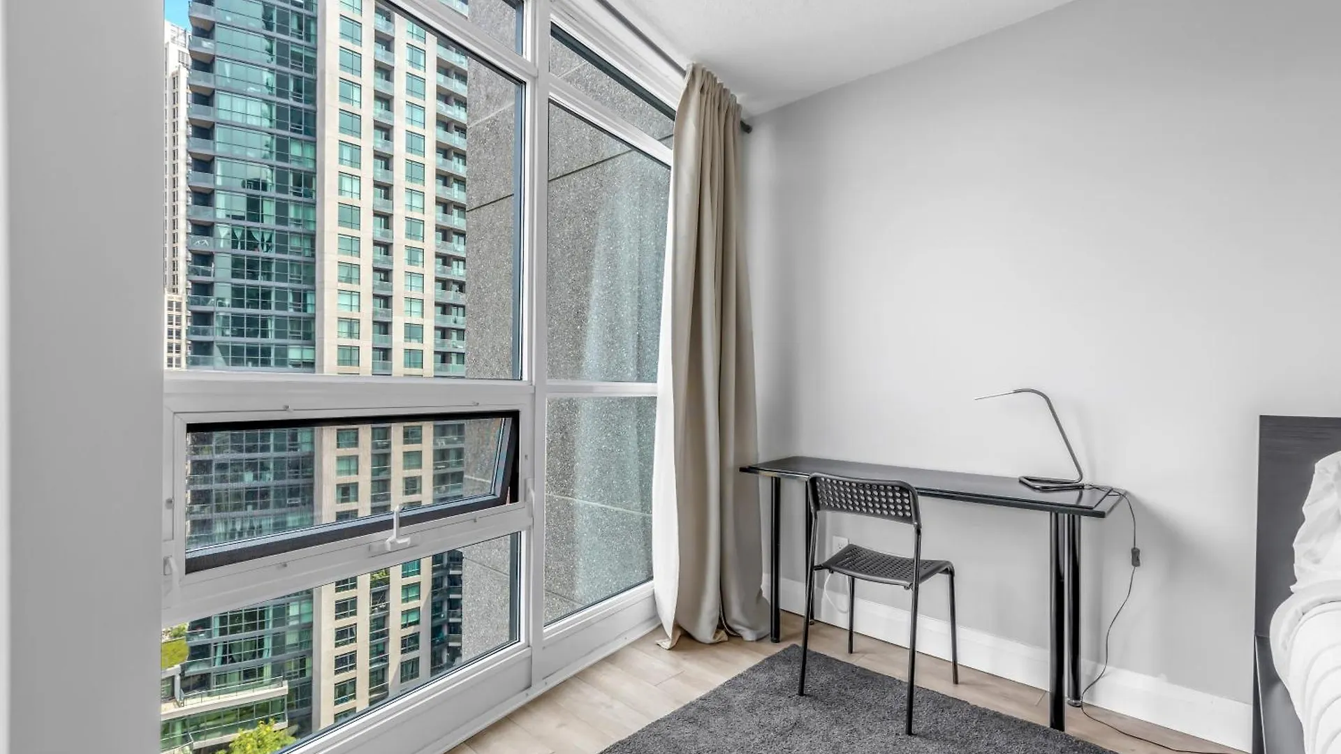 Apartment 2 Bedroom Waterfront Condo Downtown W/ Free Parking Toronto Canada