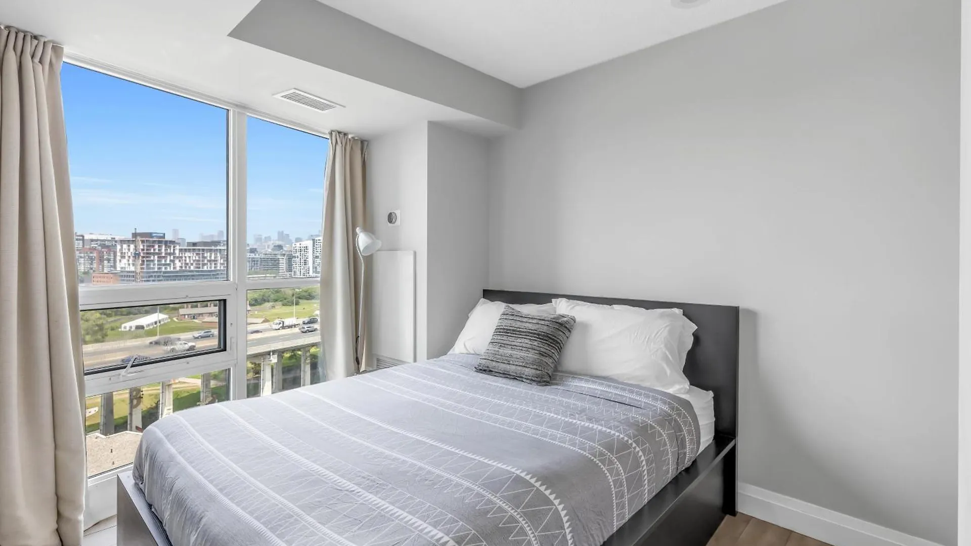 Apartment 2 Bedroom Waterfront Condo Downtown W/ Free Parking Toronto Canada