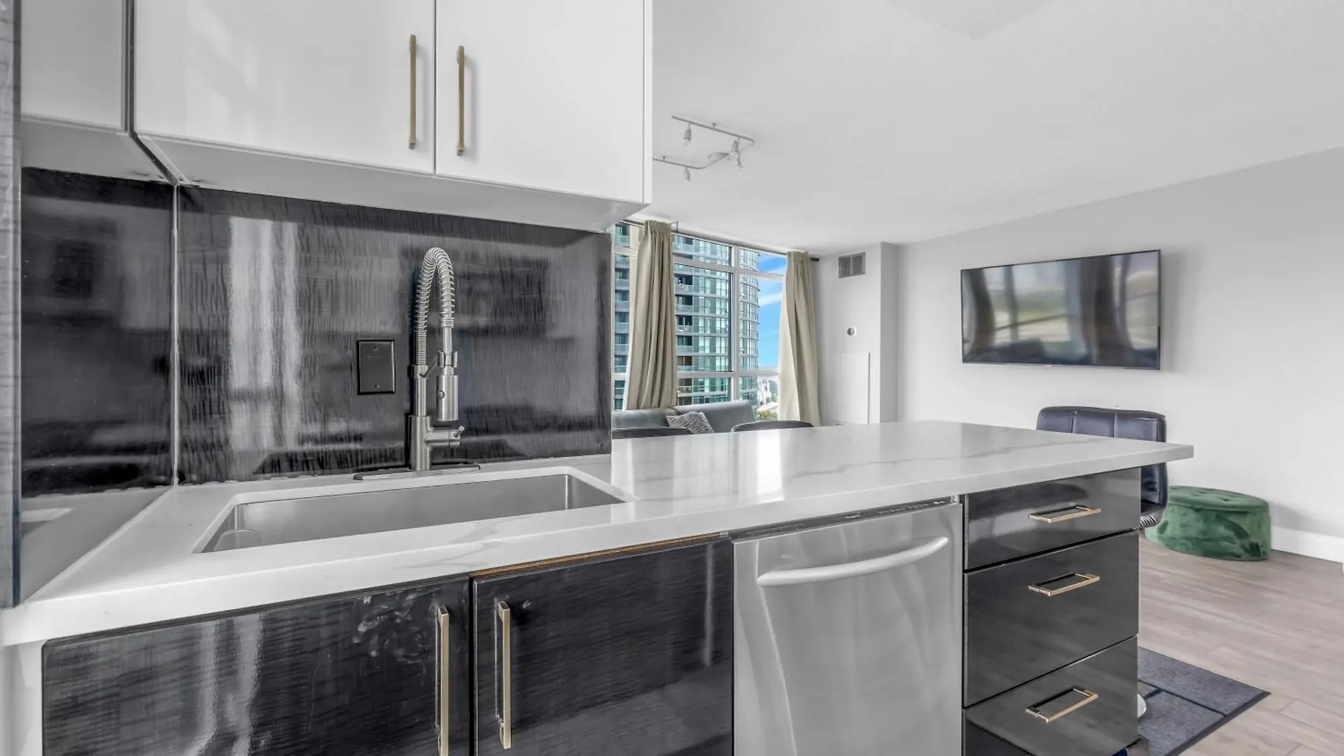 Apartment 2 Bedroom Waterfront Condo Downtown W/ Free Parking Toronto