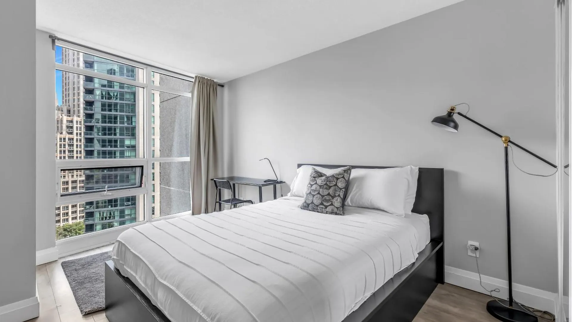 2 Bedroom Waterfront Condo Downtown W/ Free Parking Toronto 0*,  Canada