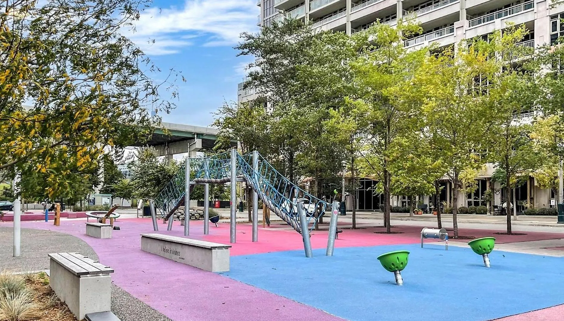 Apartment 2 Bedroom Waterfront Condo Downtown W/ Free Parking Toronto Canada