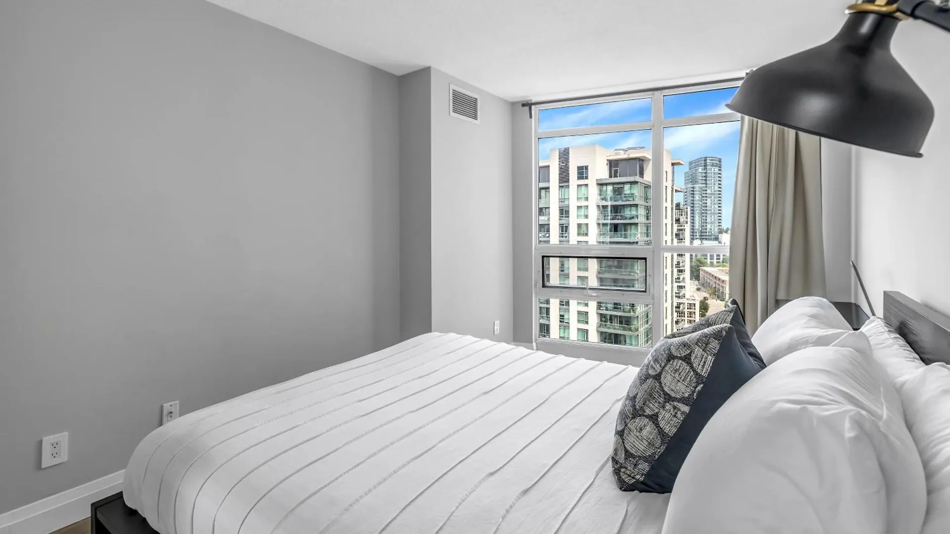 2 Bedroom Waterfront Condo Downtown W/ Free Parking Toronto 0*,