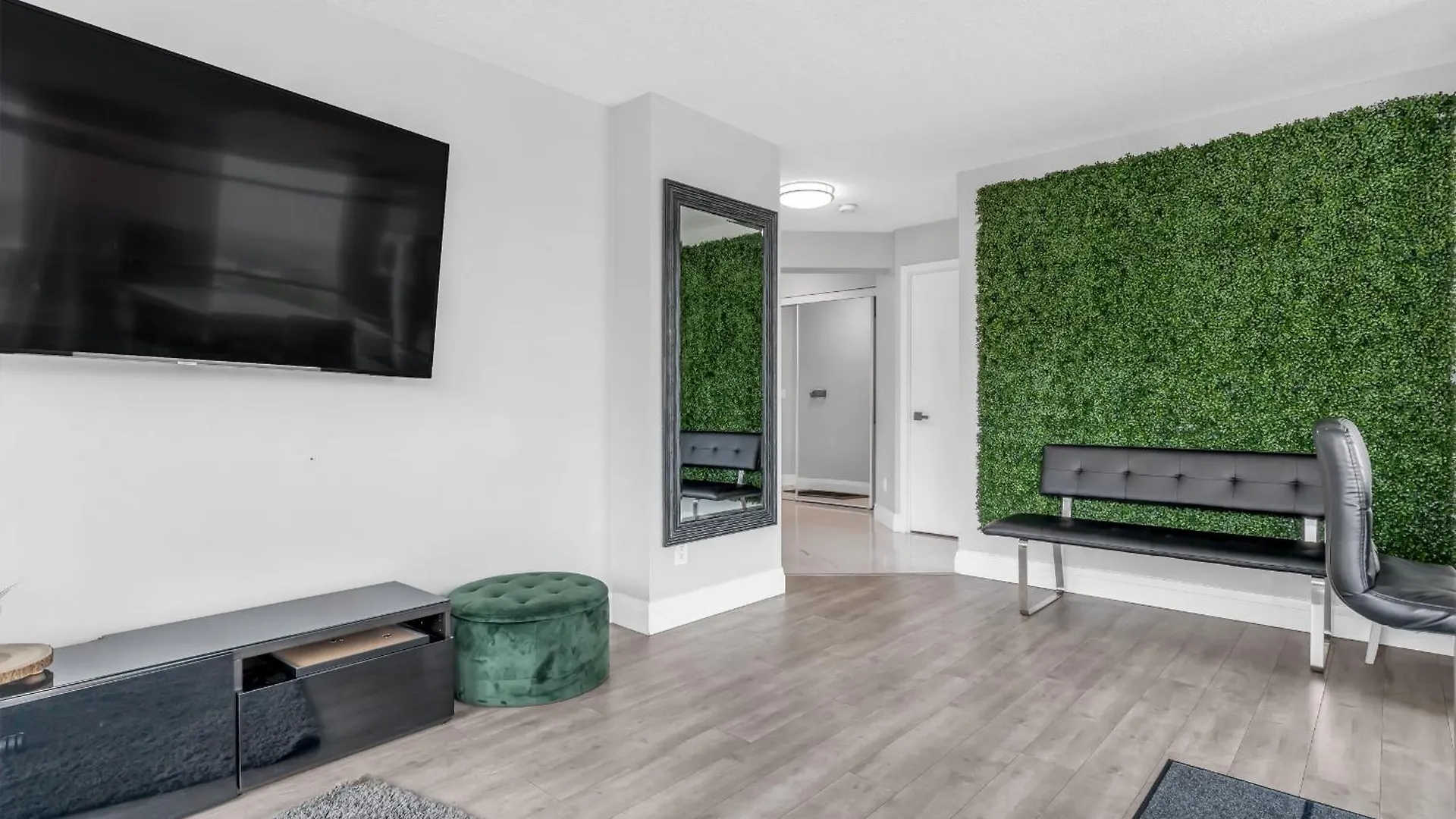 2 Bedroom Waterfront Condo Downtown W/ Free Parking Toronto Apartment
