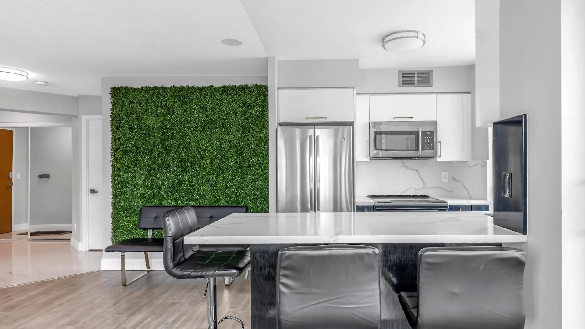 2 Bedroom Waterfront Condo Downtown W/ Free Parking Toronto