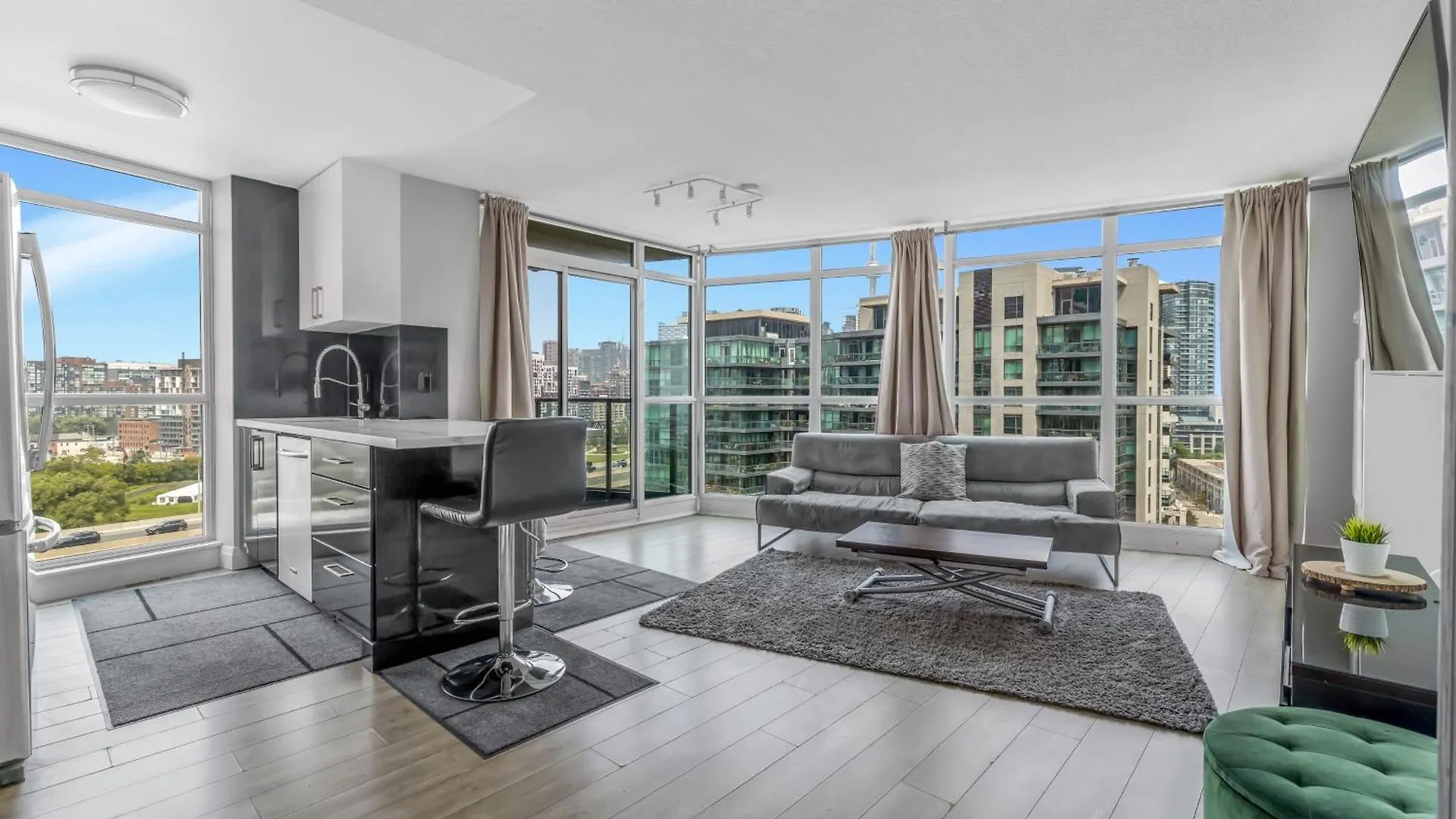 Apartment 2 Bedroom Waterfront Condo Downtown W/ Free Parking Toronto