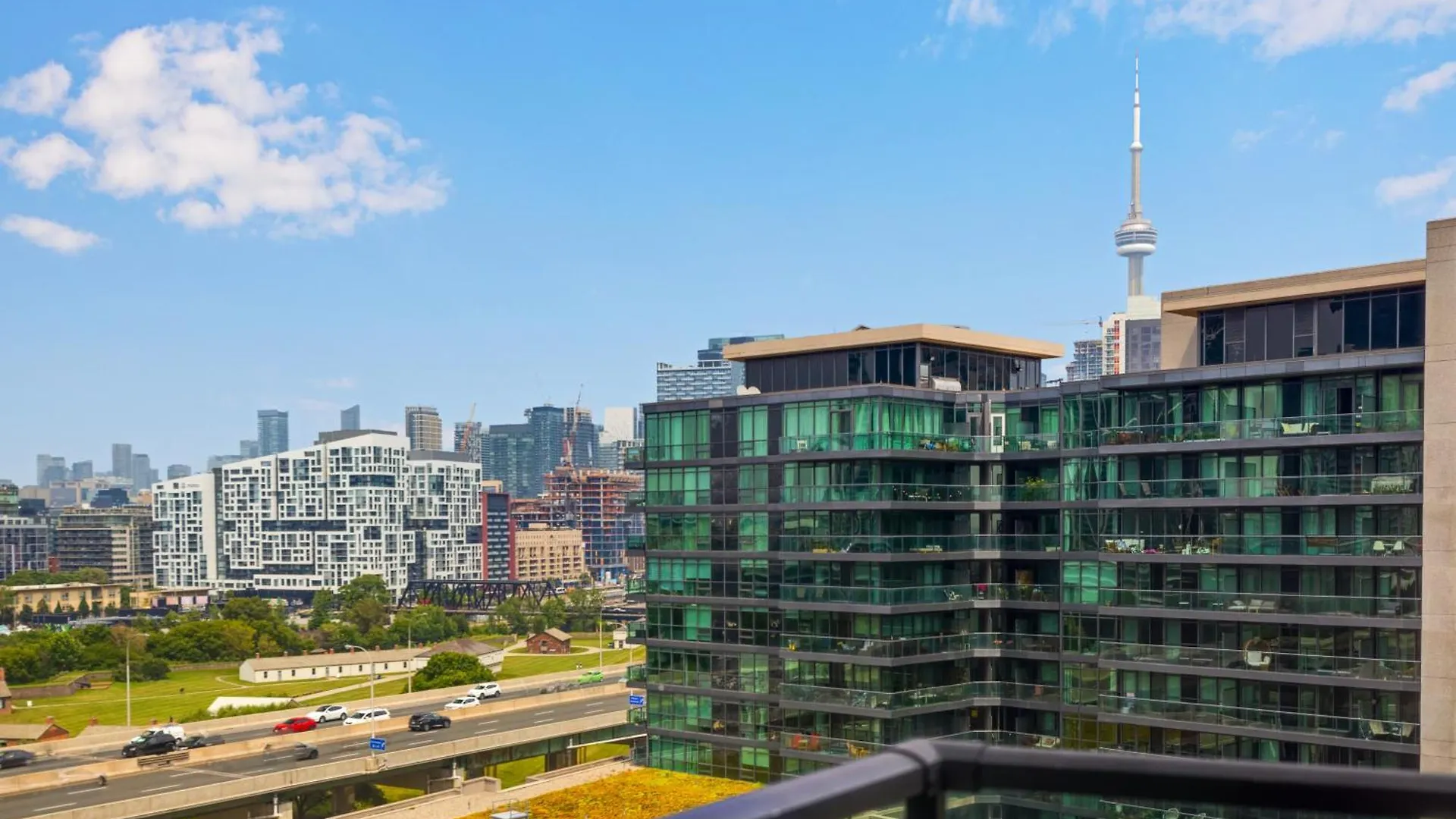2 Bedroom Waterfront Condo Downtown W/ Free Parking Toronto Apartment