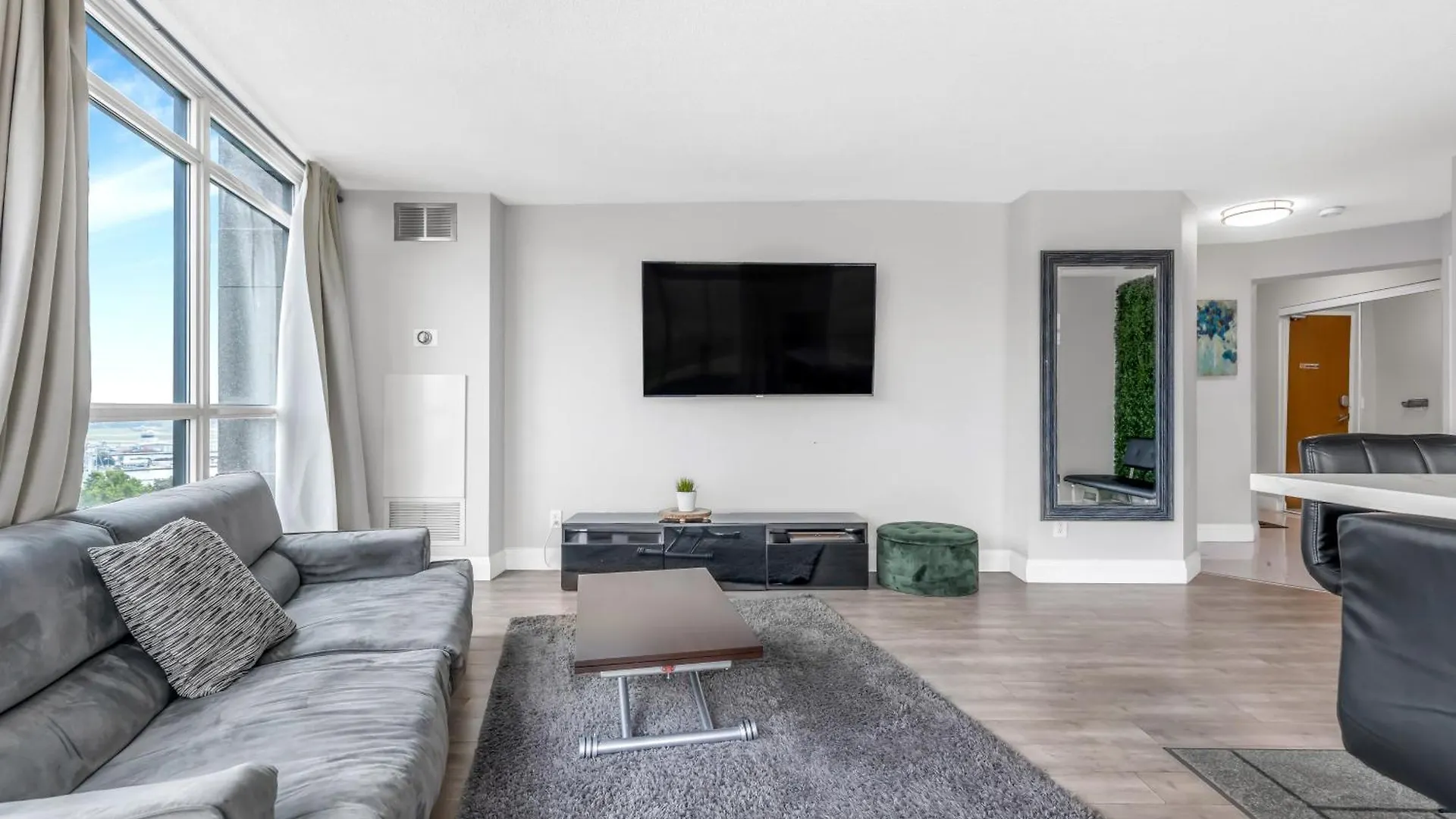 Apartment 2 Bedroom Waterfront Condo Downtown W/ Free Parking Toronto