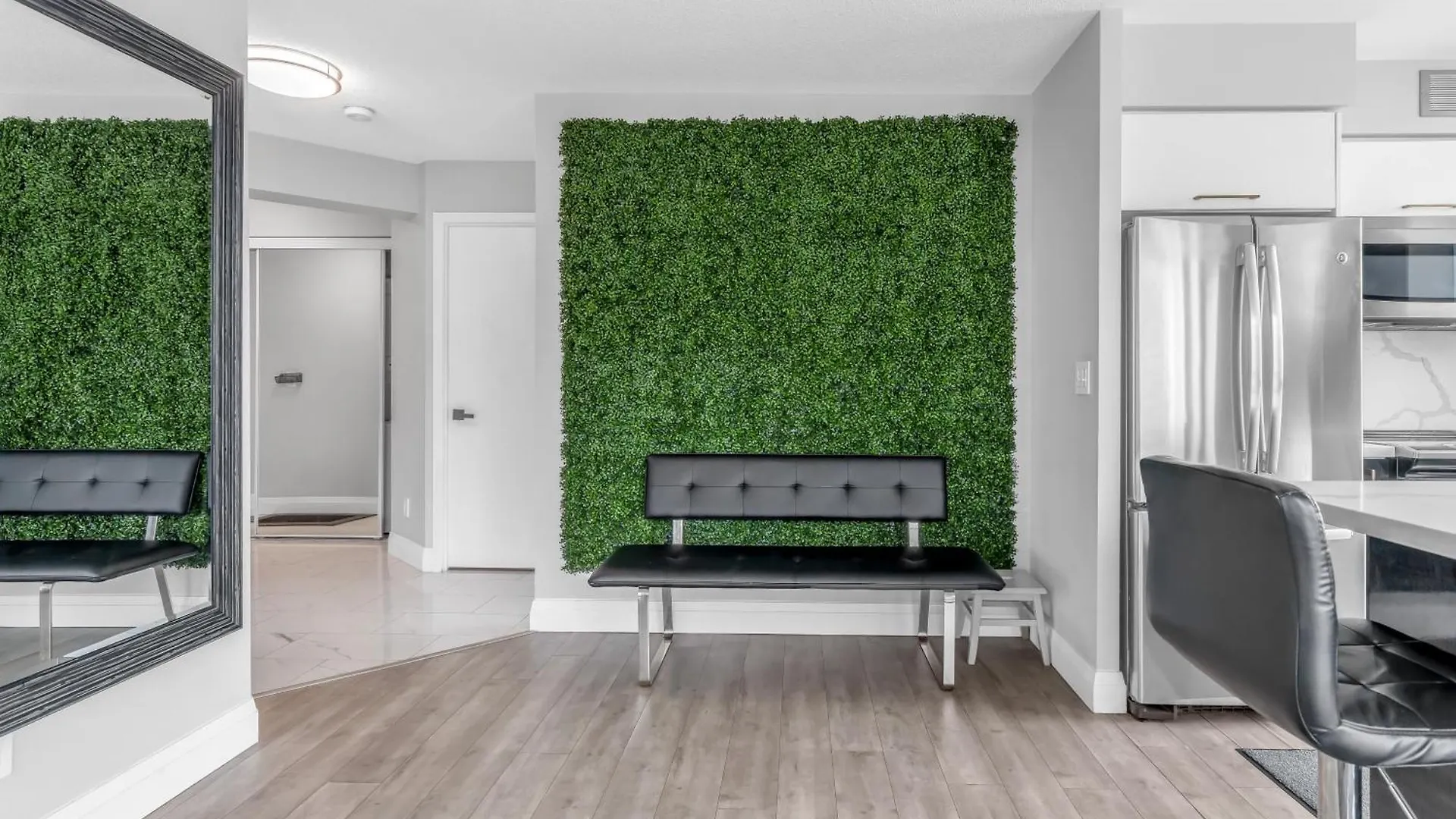 Apartment 2 Bedroom Waterfront Condo Downtown W/ Free Parking Toronto