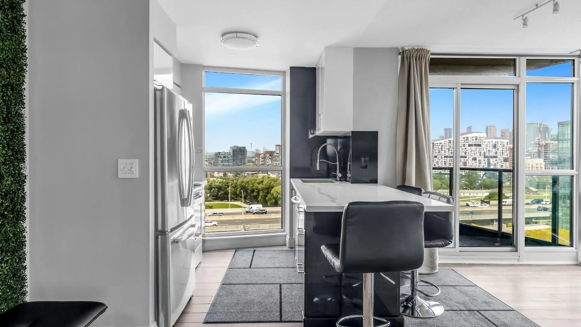 2 Bedroom Waterfront Condo Downtown W/ Free Parking Toronto