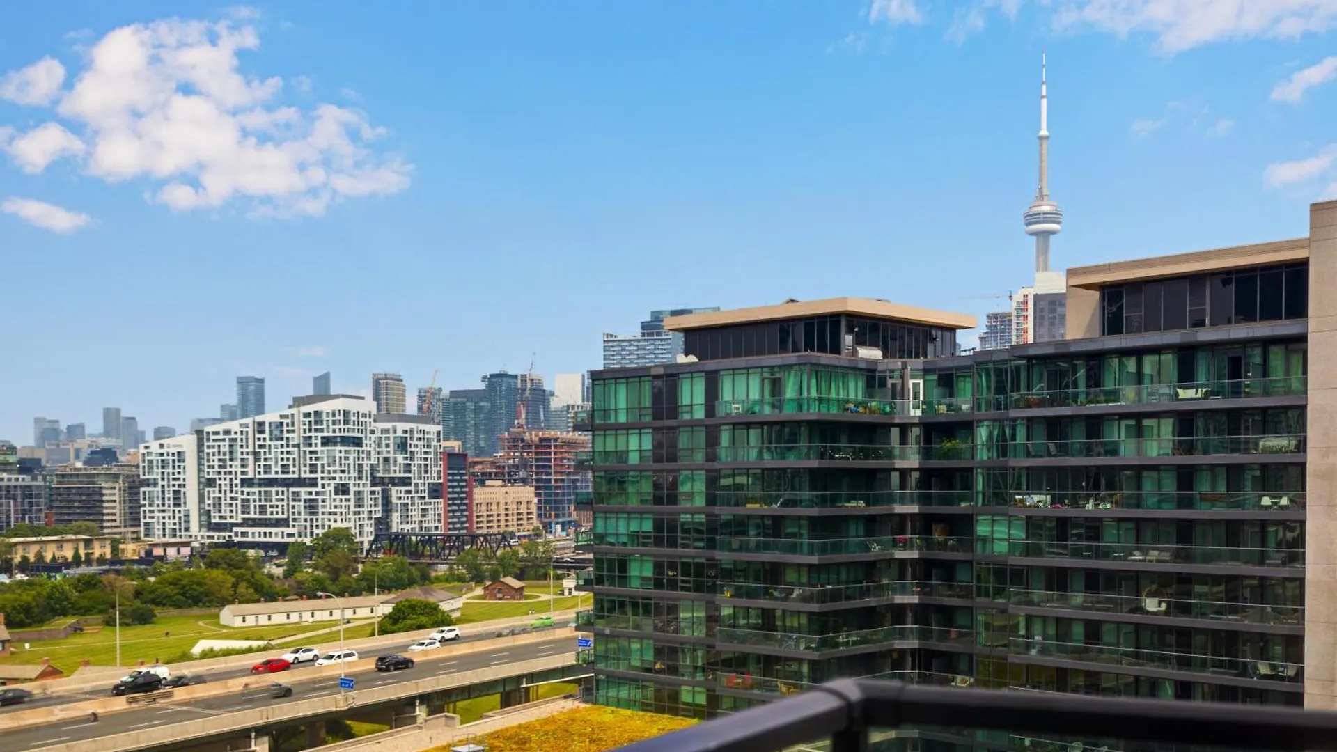 2 Bedroom Waterfront Condo Downtown W/ Free Parking Toronto Apartmán