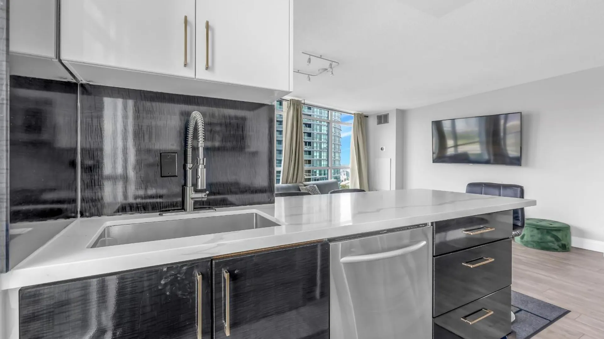 2 Bedroom Waterfront Condo Downtown W/ Free Parking Toronto